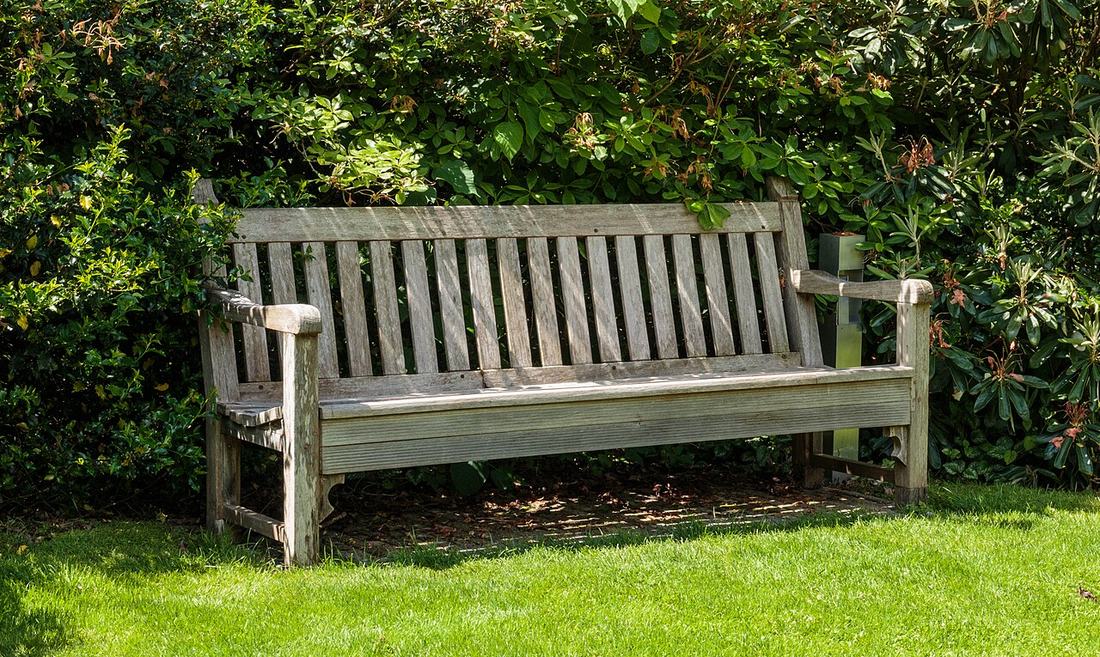 Parkbank in einem Garten