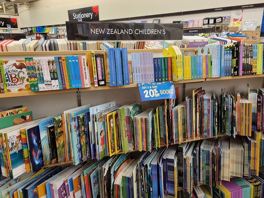 Kinderbücher im Regal